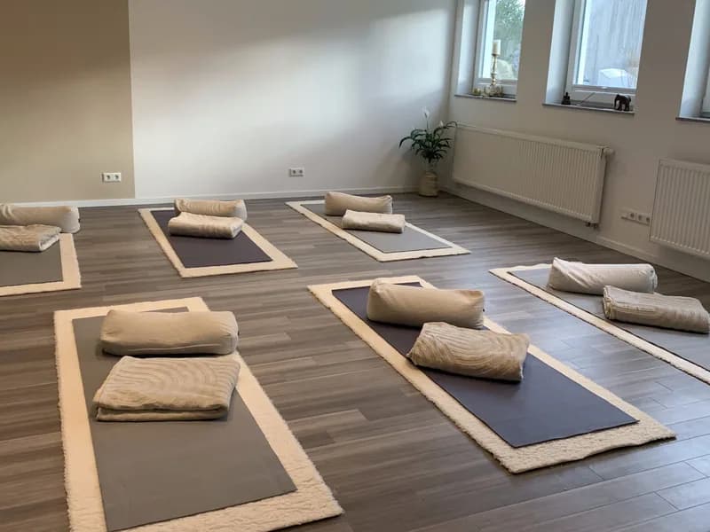 Der kleine, vorbereitete Yogaraum in Herdecke mit sechs Matten