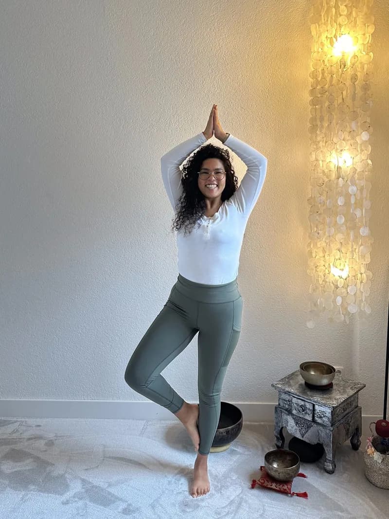 Yvonne in einer stehenden Yoga-Haltung